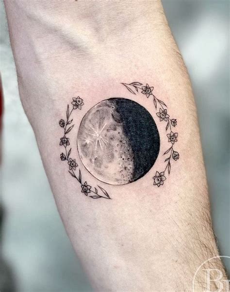 30 Enchanting Moon Tattoo Ideas and Their Deep。